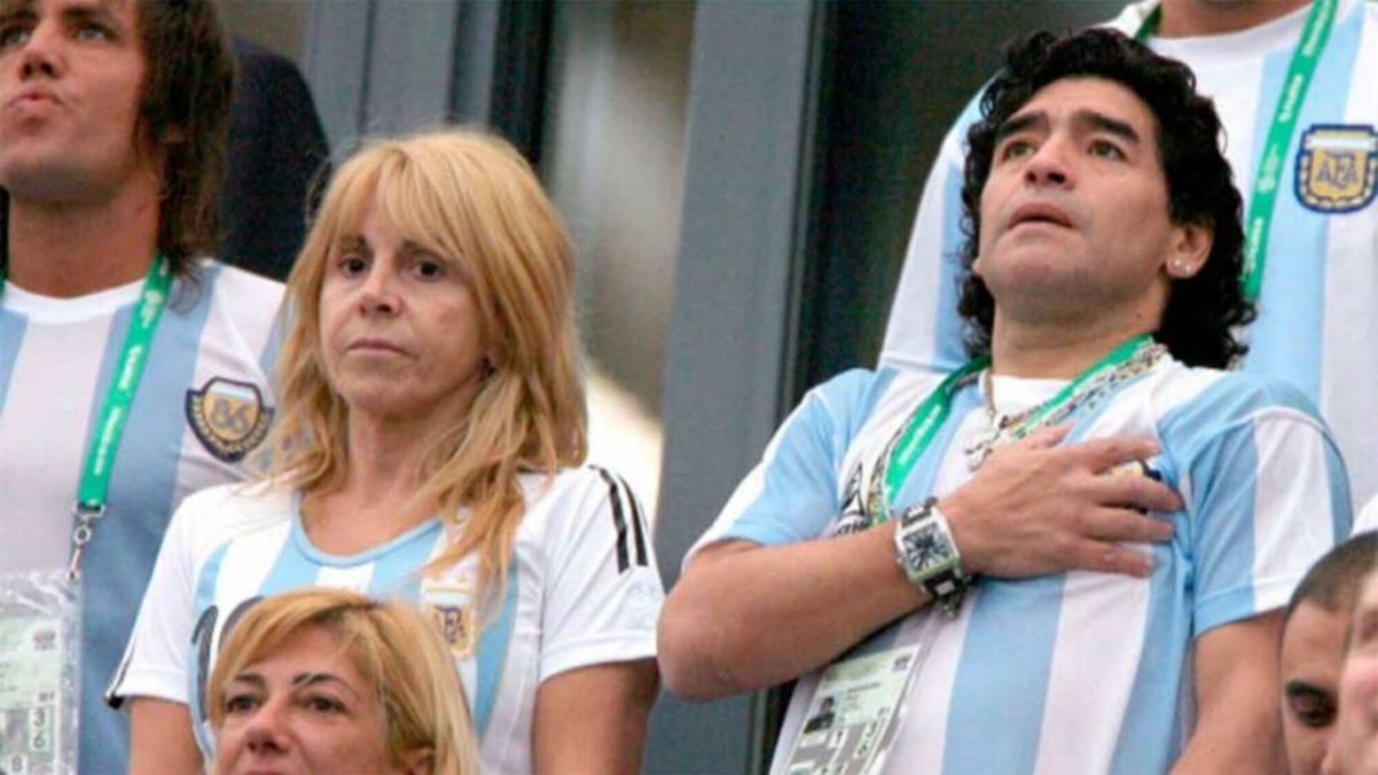 Diego Maradona junto a Claudia Villafañe alentado al la Selección Nacional, que lo vio brillar