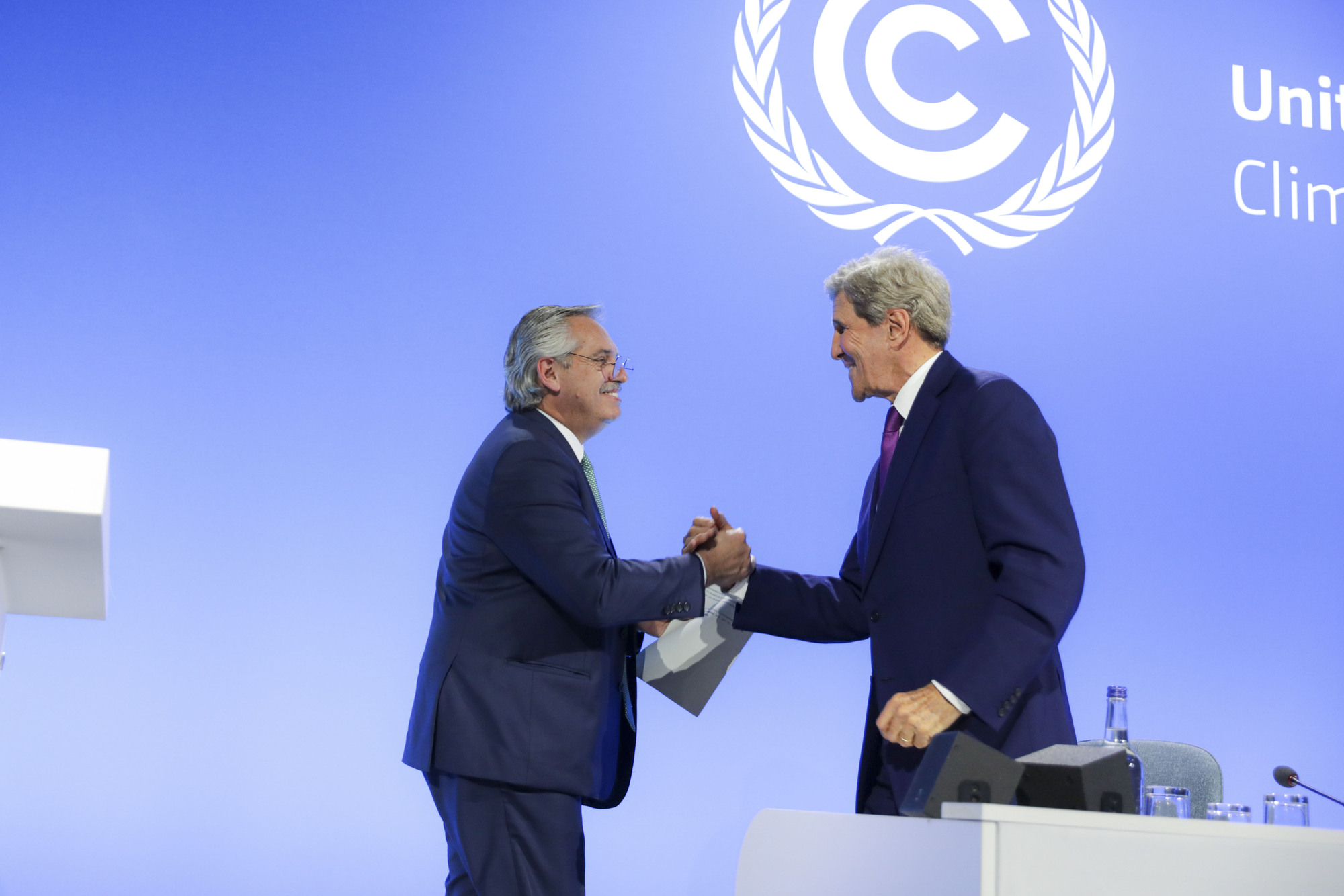 Alberto Fernández saluda a John Kerry, enviado especial de Estados Unidos para el Clima.