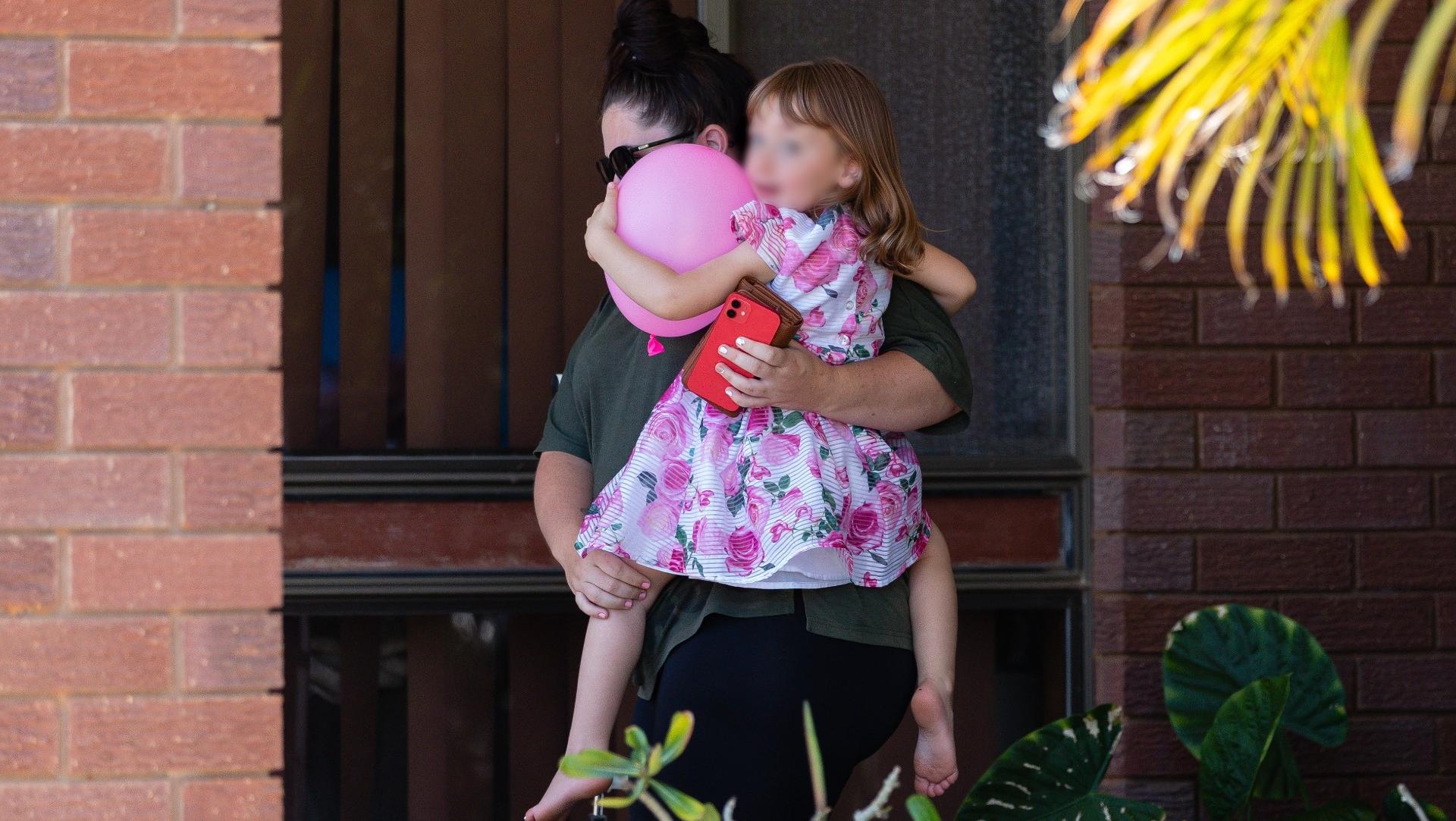 La madre de Cleo, Ellie Smith, carga en sus brazos a su hija.