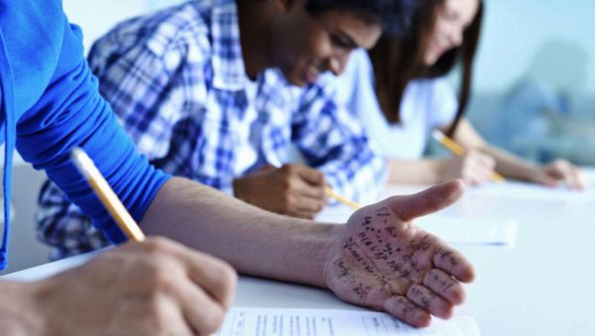 Un joven estudiante de secundaria fue felicitado por su profesora al intentar engañarla en un trabajo práctico. (Imagen ilustrativa)