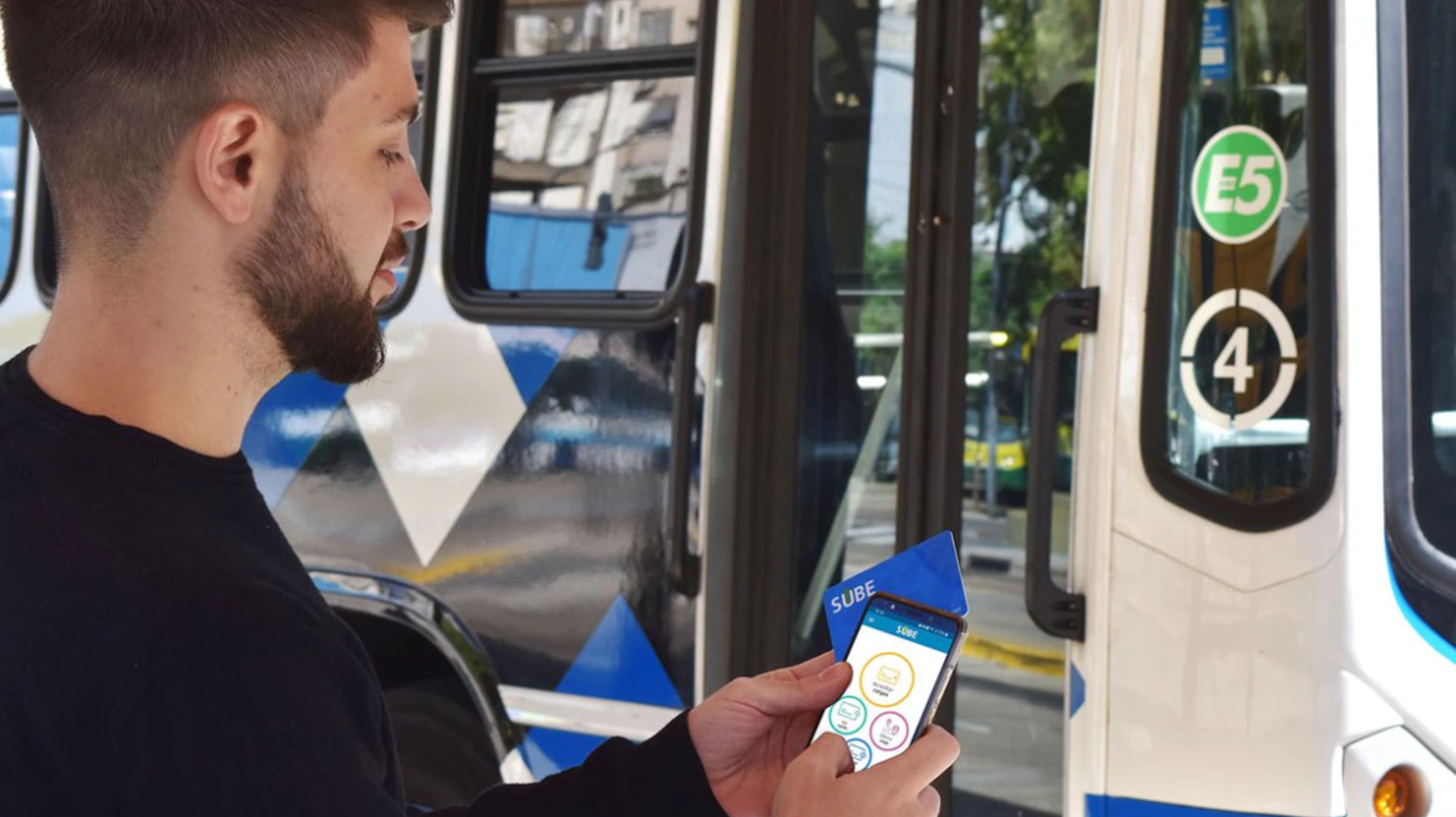 Los usuarios de transporte público pueden recargar el saldo de la SUBE desde el celular. 