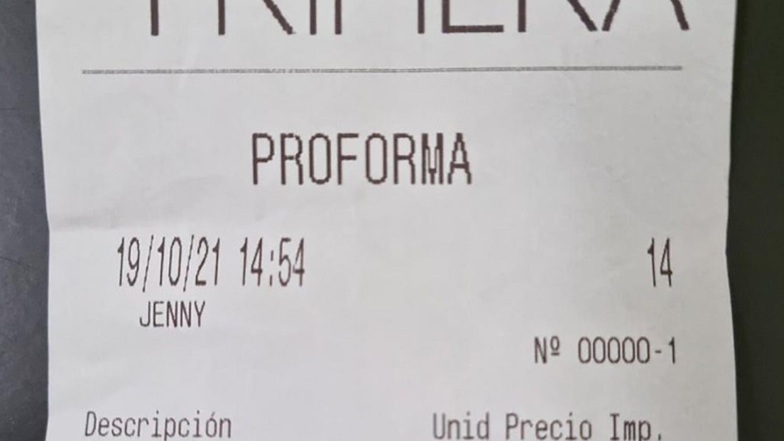 La mujer se quejó por el elevado precio al que le cobraron el pan que ni siquiera había pedido.