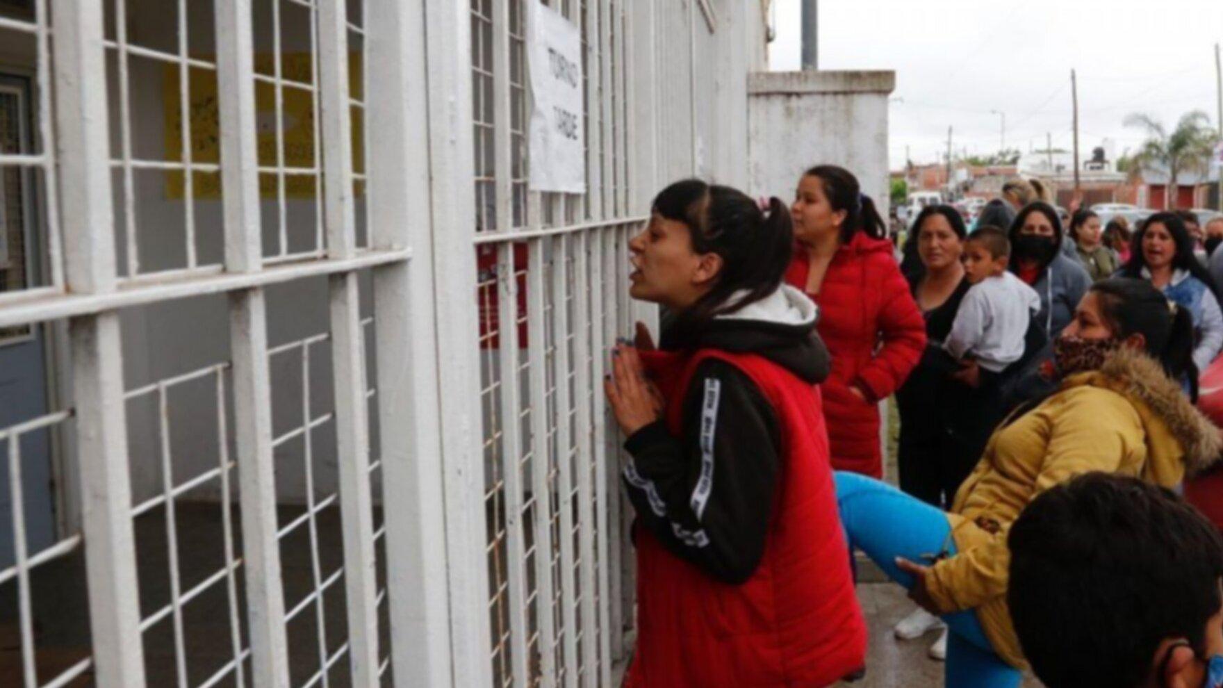 Mamás de alumnos del colegio se manifestaron en la puerta de la escuela. 