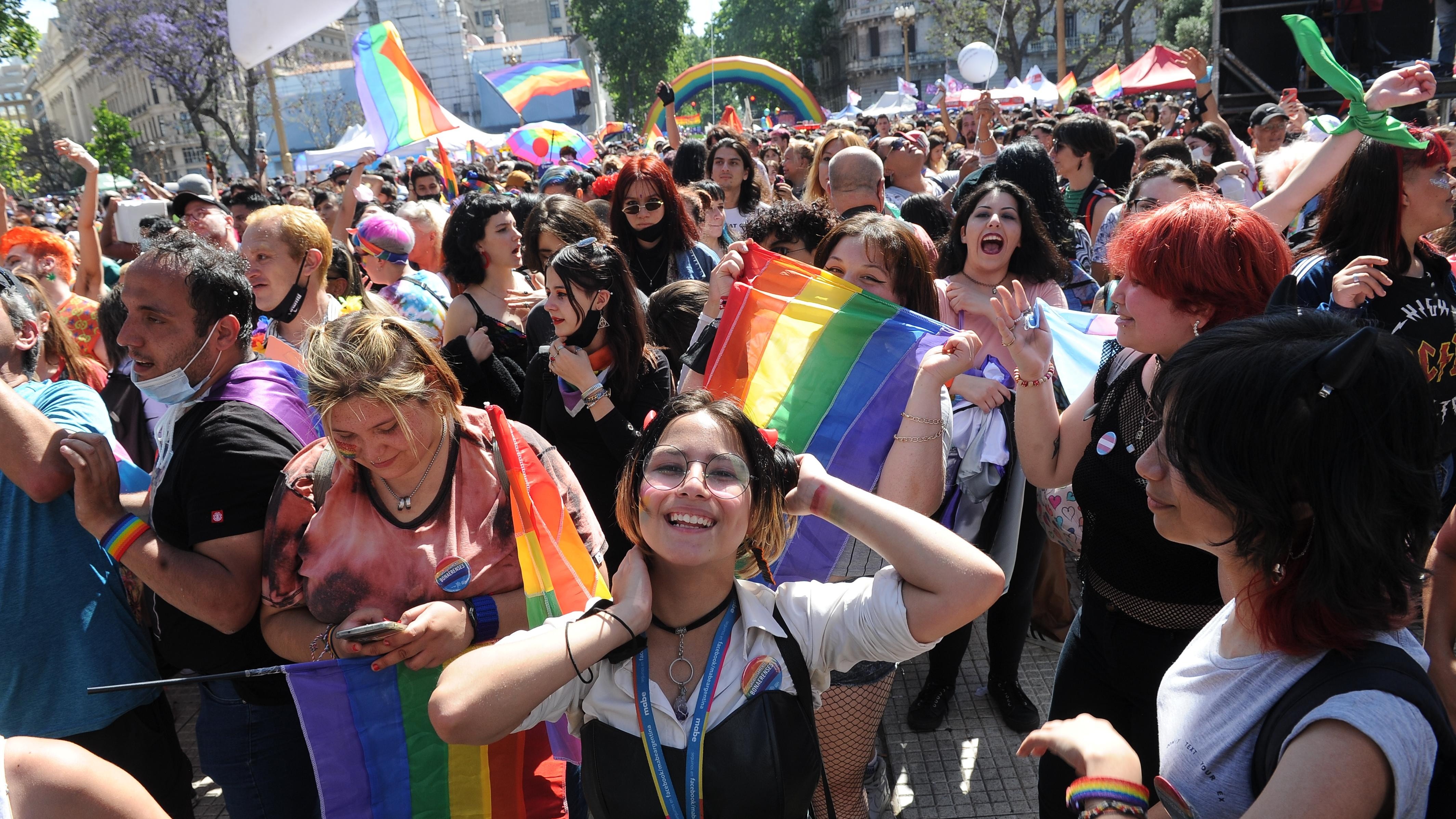 Miles de personas de la comunidad LGBTIQ+ se movilizan por la Avenida de Mayo en la 30º edición de la Marcha del Orgullo.