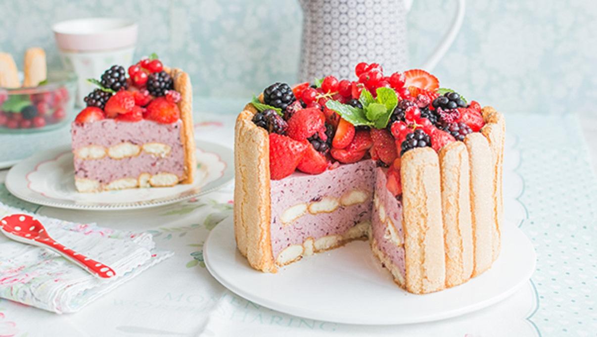 Vainillas, crema de frutilla congelada, y muchos frutos rojos al natural.