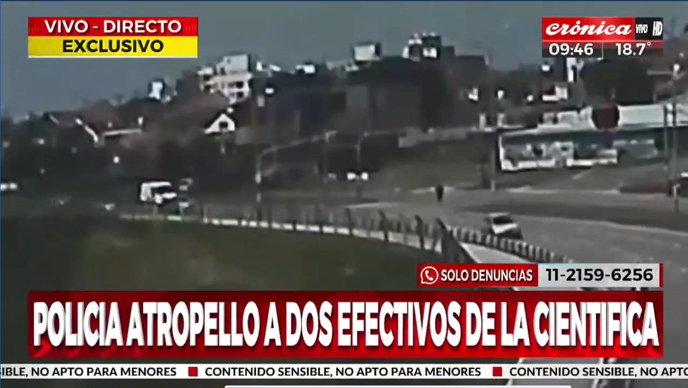 El momento en que el efectivo atropelló a otros dos agentes de la Científica mientras realizaban peritajes en Pergamino (Crónica HD).