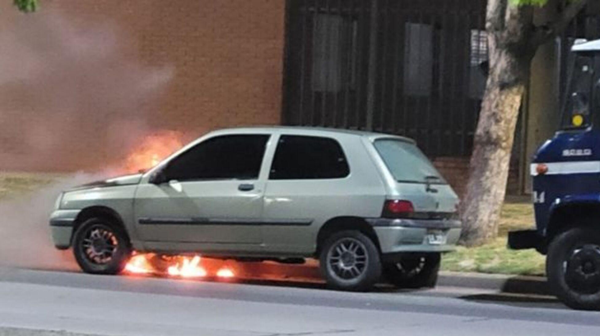 El Renault Clio prendido fuego (Gentileza La Capital).