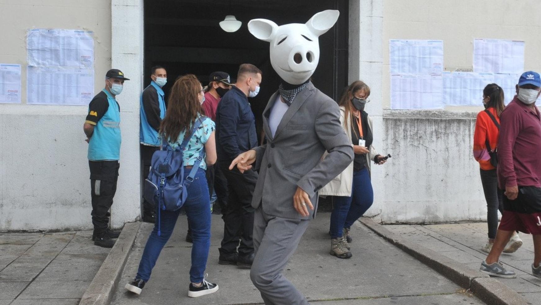 El falso candidato se acercó a la facultad y bailó frente a las cámaras que esperaban a Larreta.