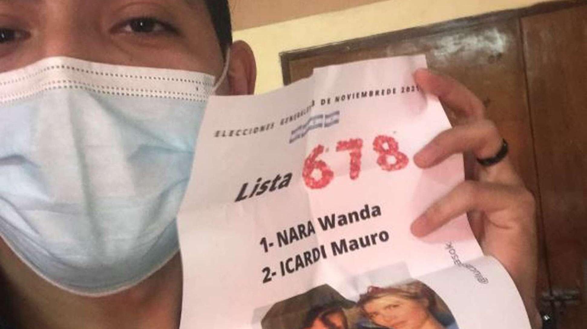 El joven se sacó una selfie con la boleta trucha en el cuarto oscuro.