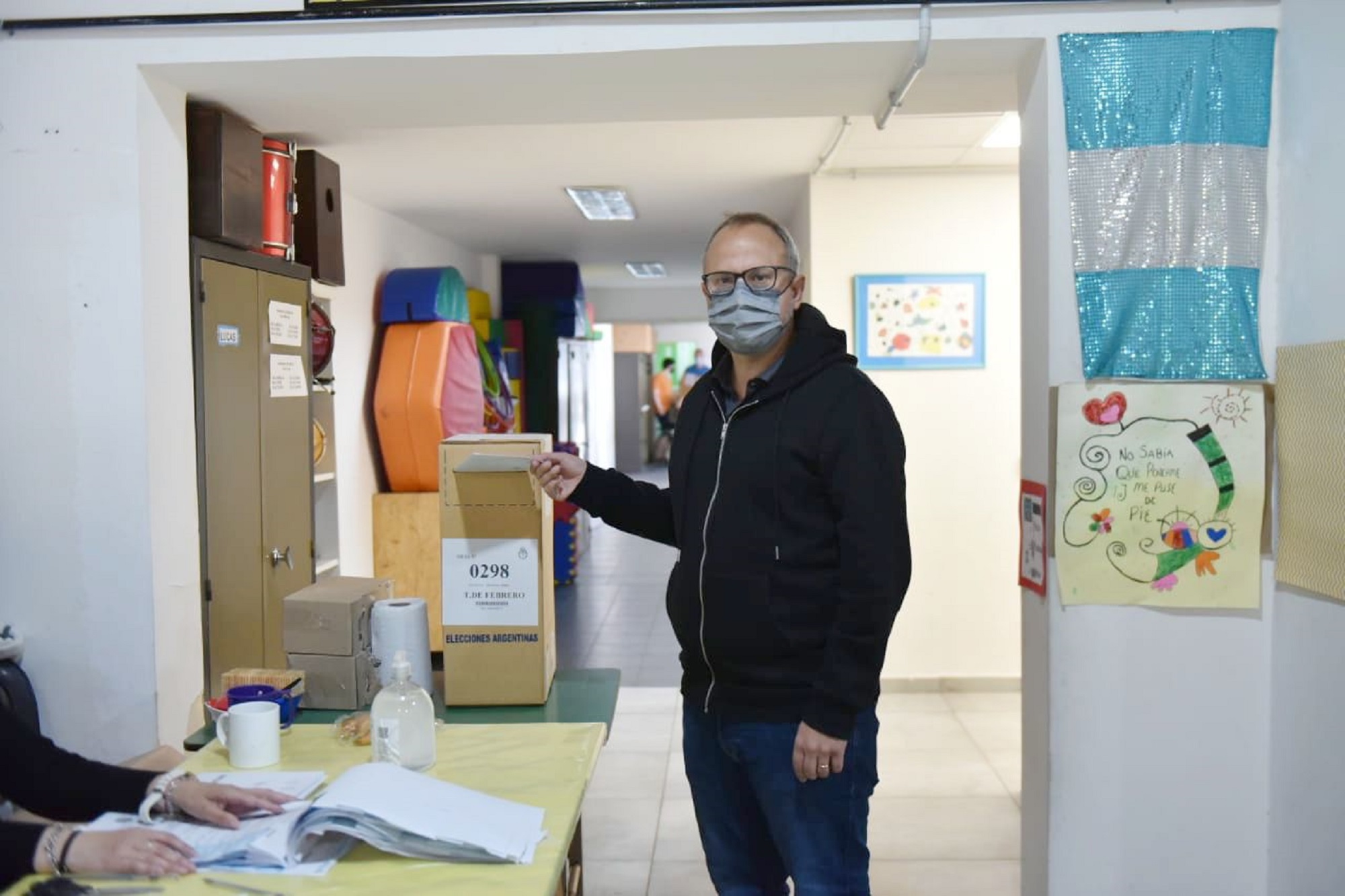 El intendente de Tres de Febrero, Diego Valenzuela, votó en el jardín municipal Jilguerillo de Caseros.