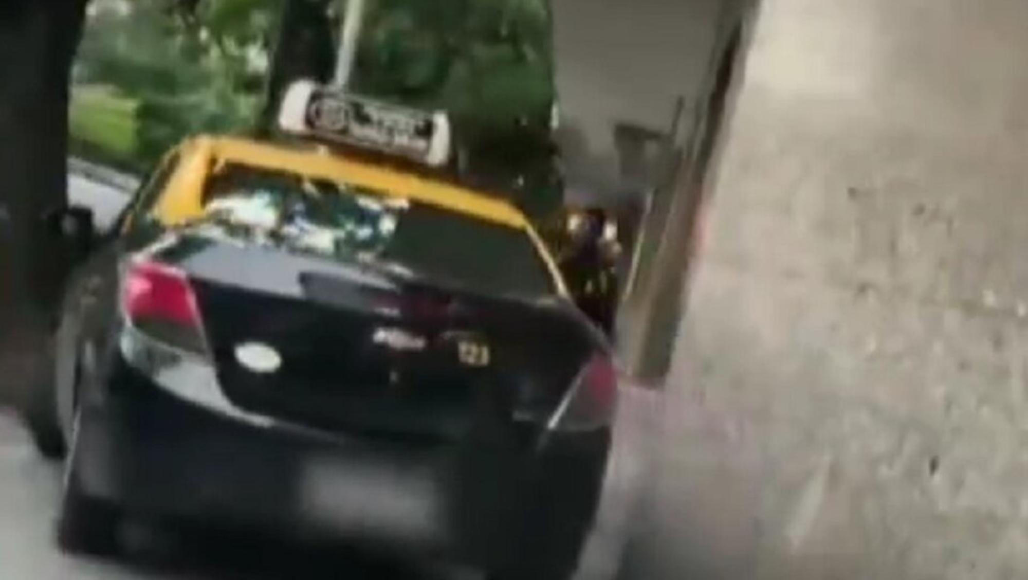 La irresponsable actitud del taxista puso en riesgo a los transeúntes (captura de video).