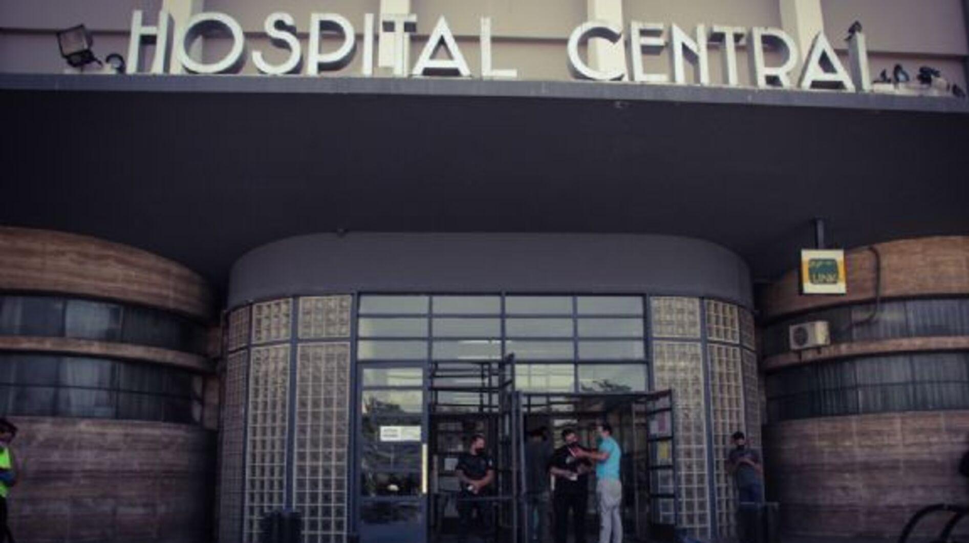 La víctima fue trasladada al Hospital Central, donde falleció.