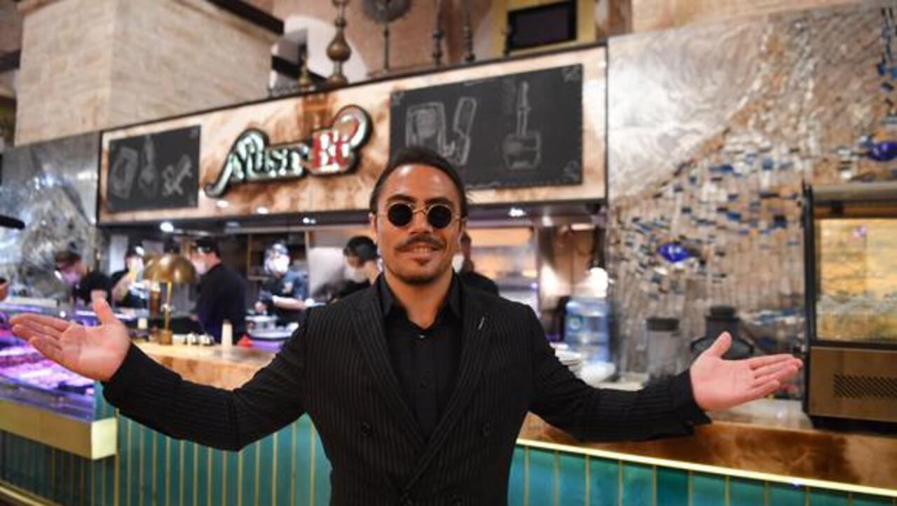 Salt Bae sigue causando revuelo en las redes.