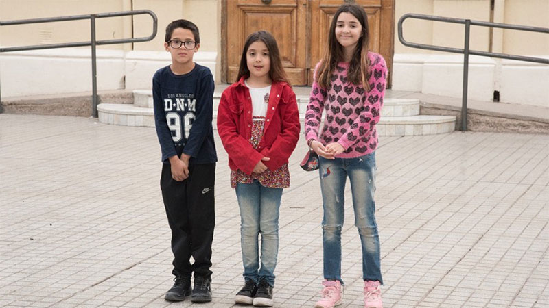 AMIGOS Y COMPAÑEROS: MATEO, JAZZ Y MÍA, EN LA ESCUELA.