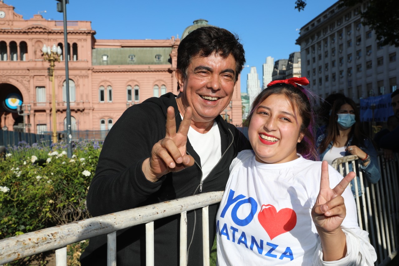 El jefe comunal participó junto a una multitud en la Plaza de Mayo.