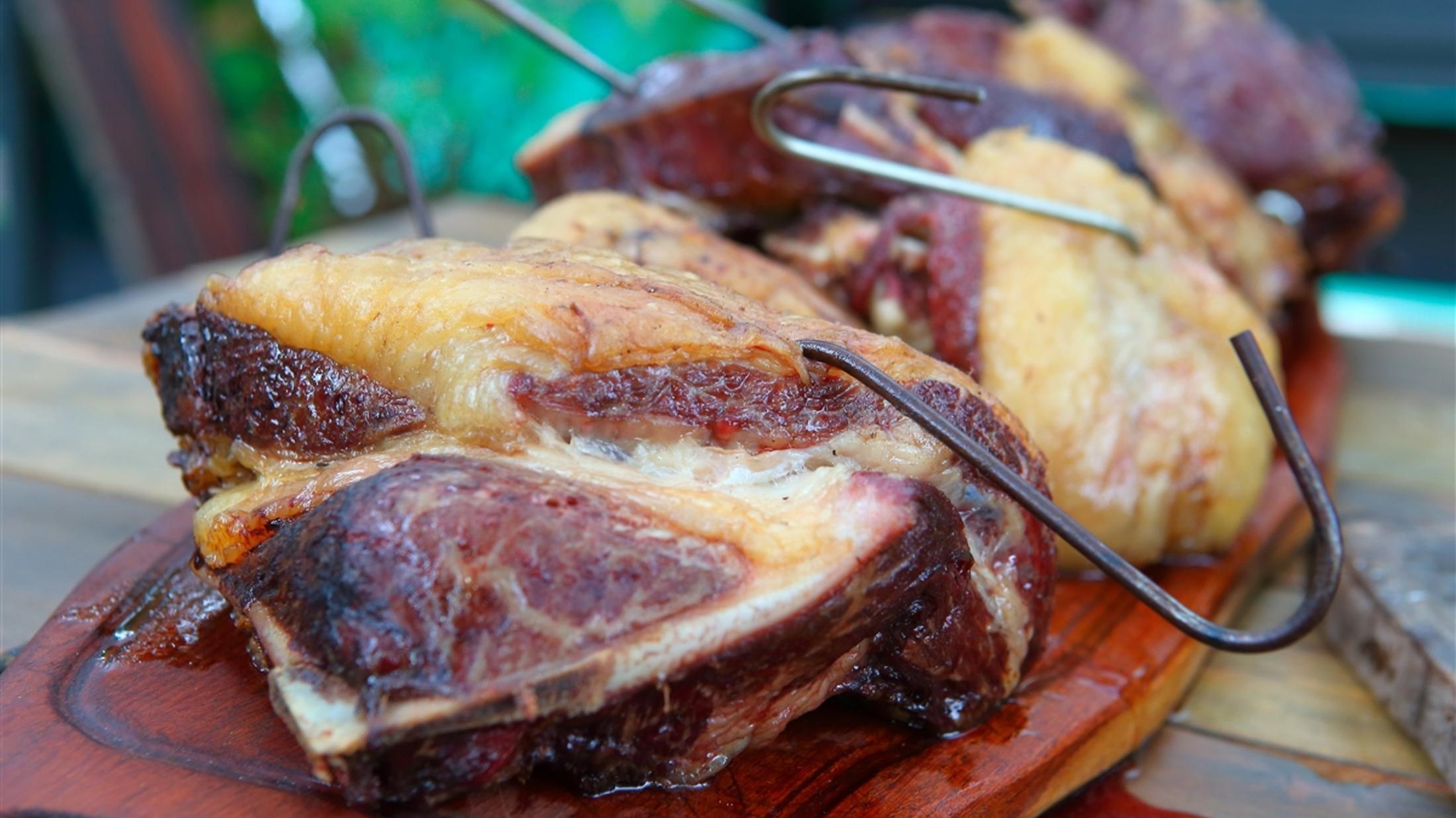 El asado al gancho es una forma distinta de cocinar una de las comidas tradicionales de Argentina. 