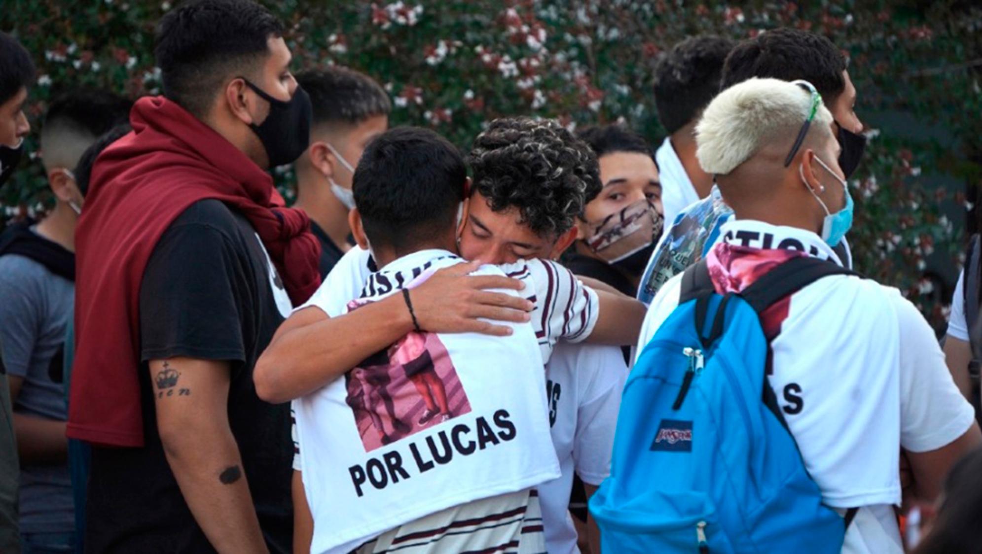 Familiares y amigos de Lucas González despedían sus restos en Florencio Varela desde este sábado (Télam).