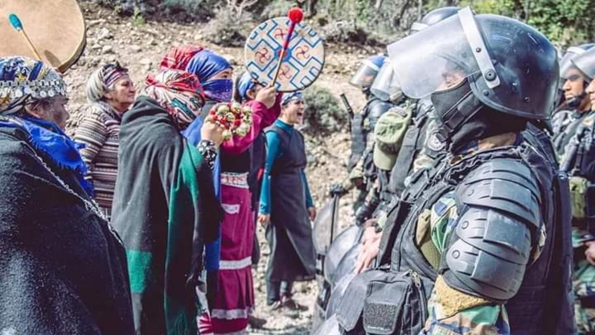 Mujeres de la comunidad mapuche increpan a los efectivos policiales que montan un cordón de seguridad.