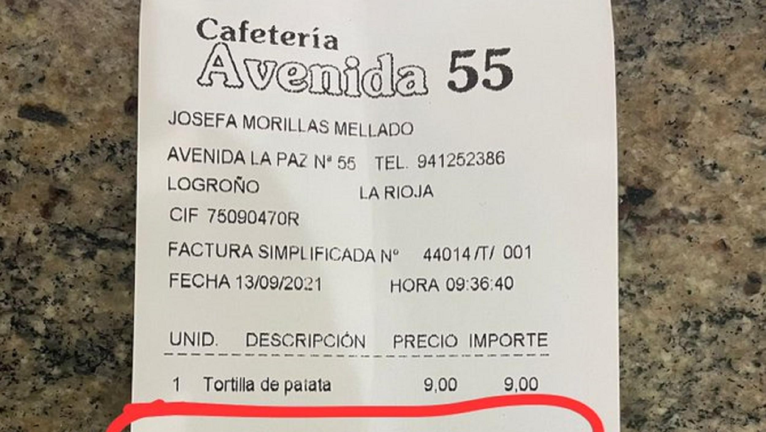 Fue a un restaurante, pidió una tortilla de papas y explotó de bronca por un insólito recargo en el ticket.