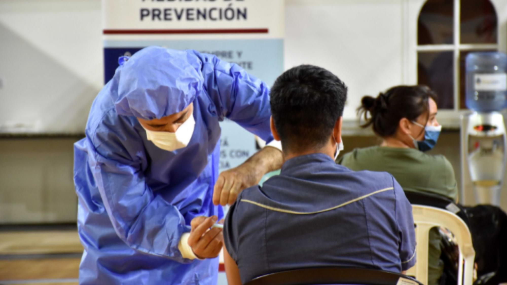 La vacunación contra el coronavirus, una de las claves para evitar la suba de contagios.