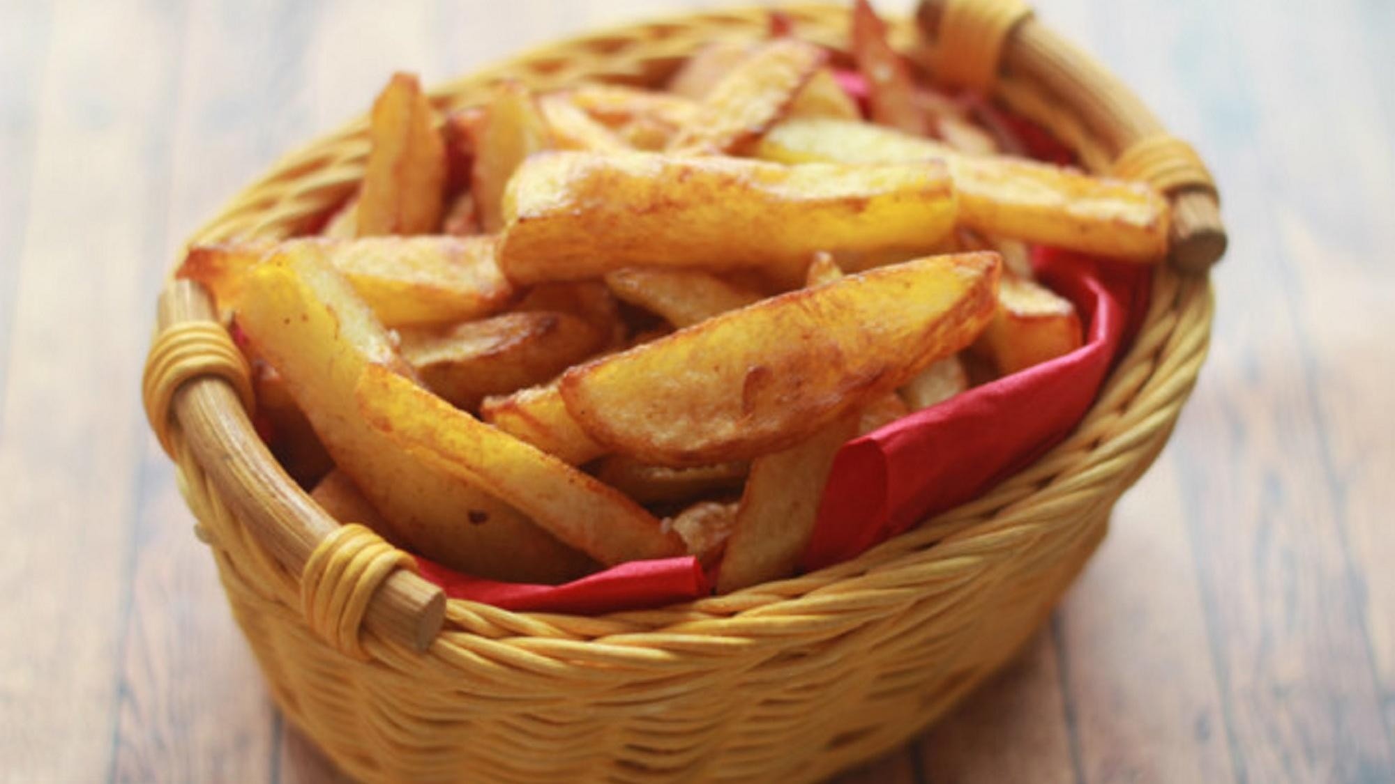 Aprende a hacer en casa las clásicas patatas fritas y sorprende a tu familia con esta guarnición. (Gentileza Directo al paladar)