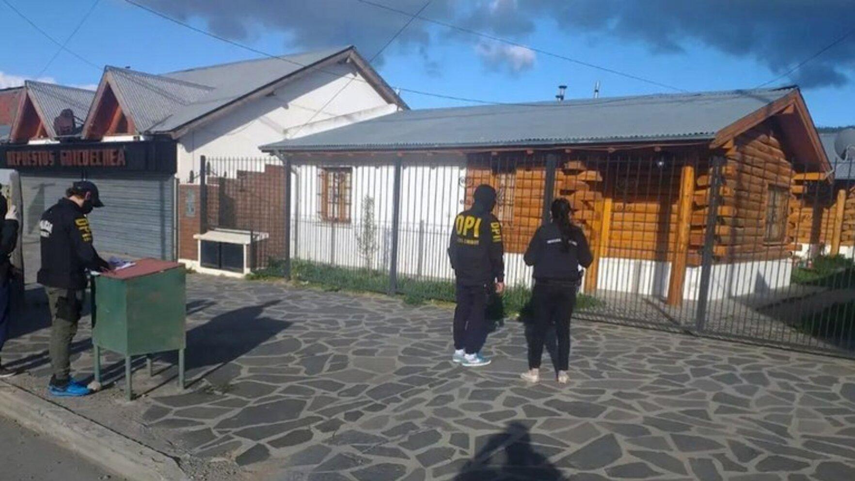 La policía realiza un operativo en la casa donde detuvieron a uno de los involucrados en el crimen de un mapuche.