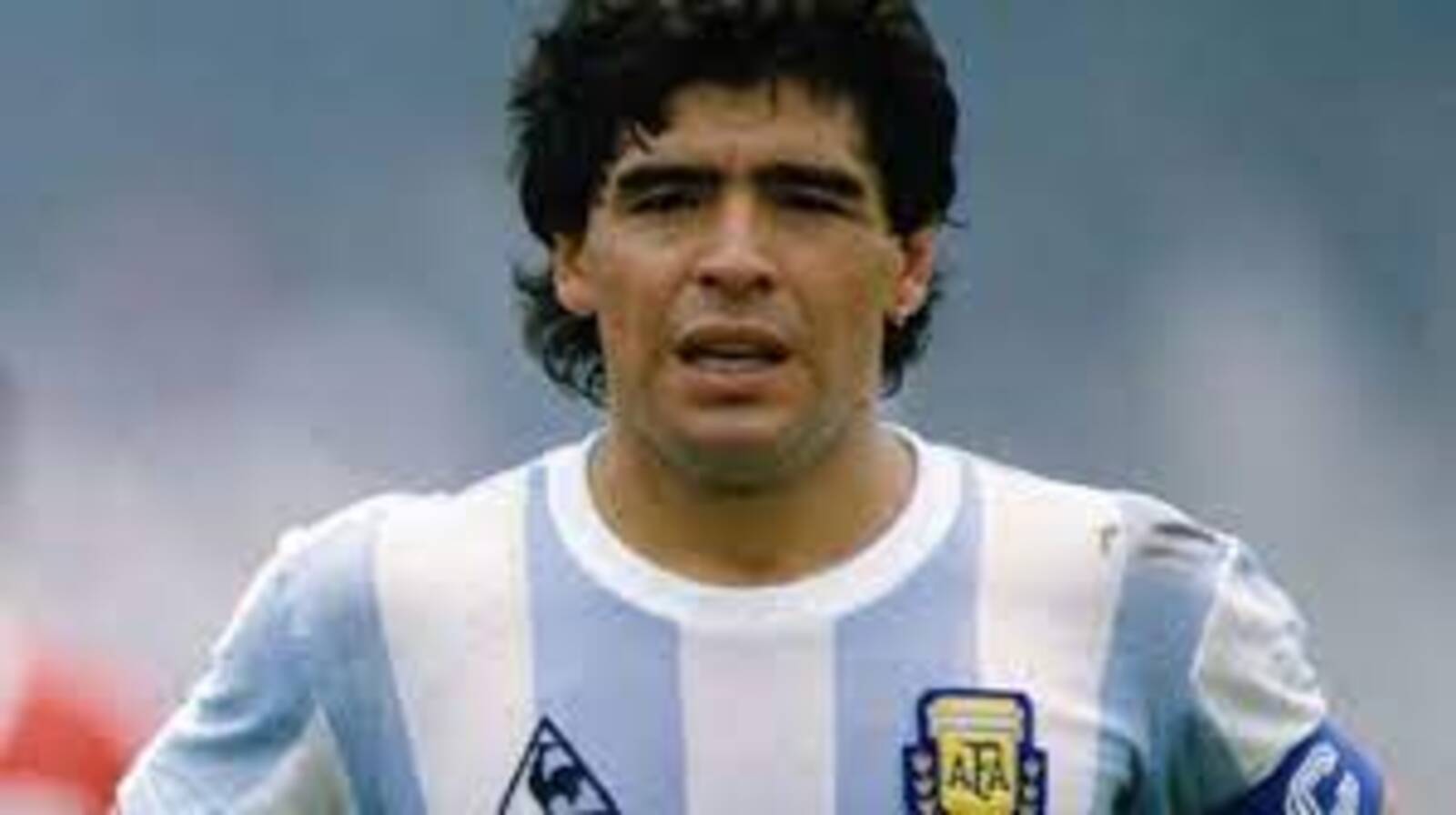 Maradona, siempre eje de debate, siempre aclamado por millones. 