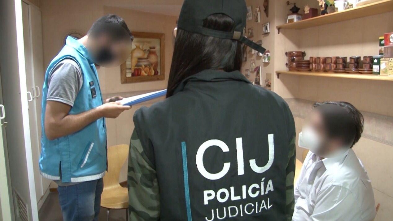 El médico, de 61 años, vecino de Belgrano, fue detenido por acosar a un adolescente en redes sociales.