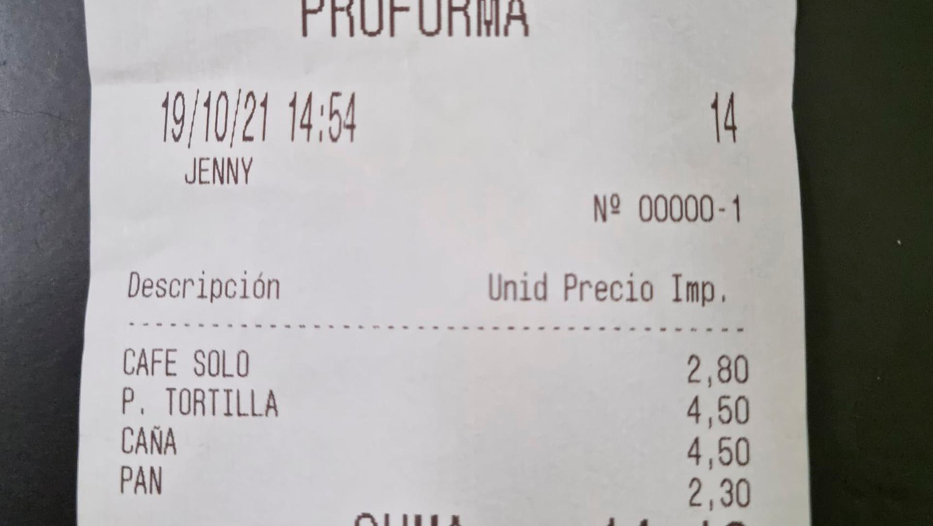 El polémico ticket que viralizó una usuaria para quejarse de los precios de una cafetería en Madrid (Twitter).