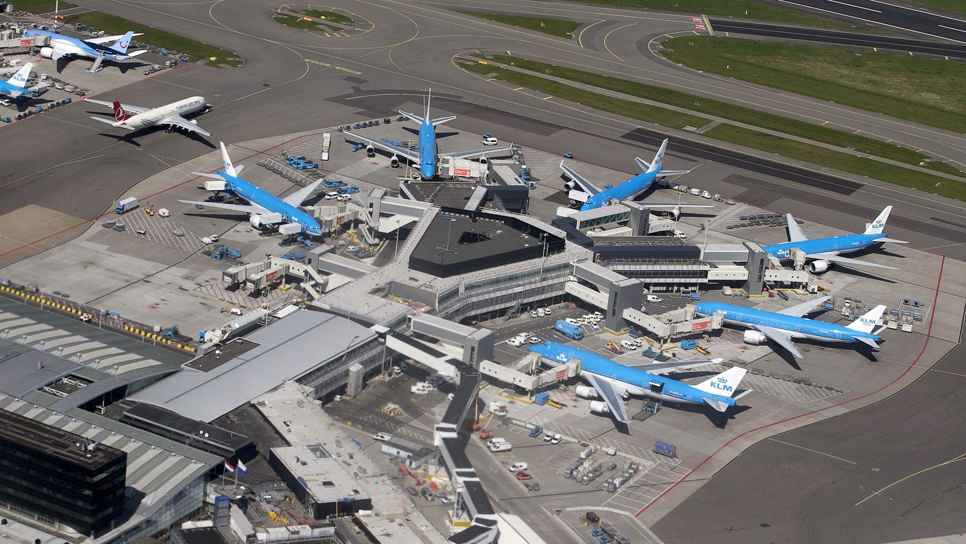 Varios aviones en el aeropuerto de Ámsterdam-Schiphol.