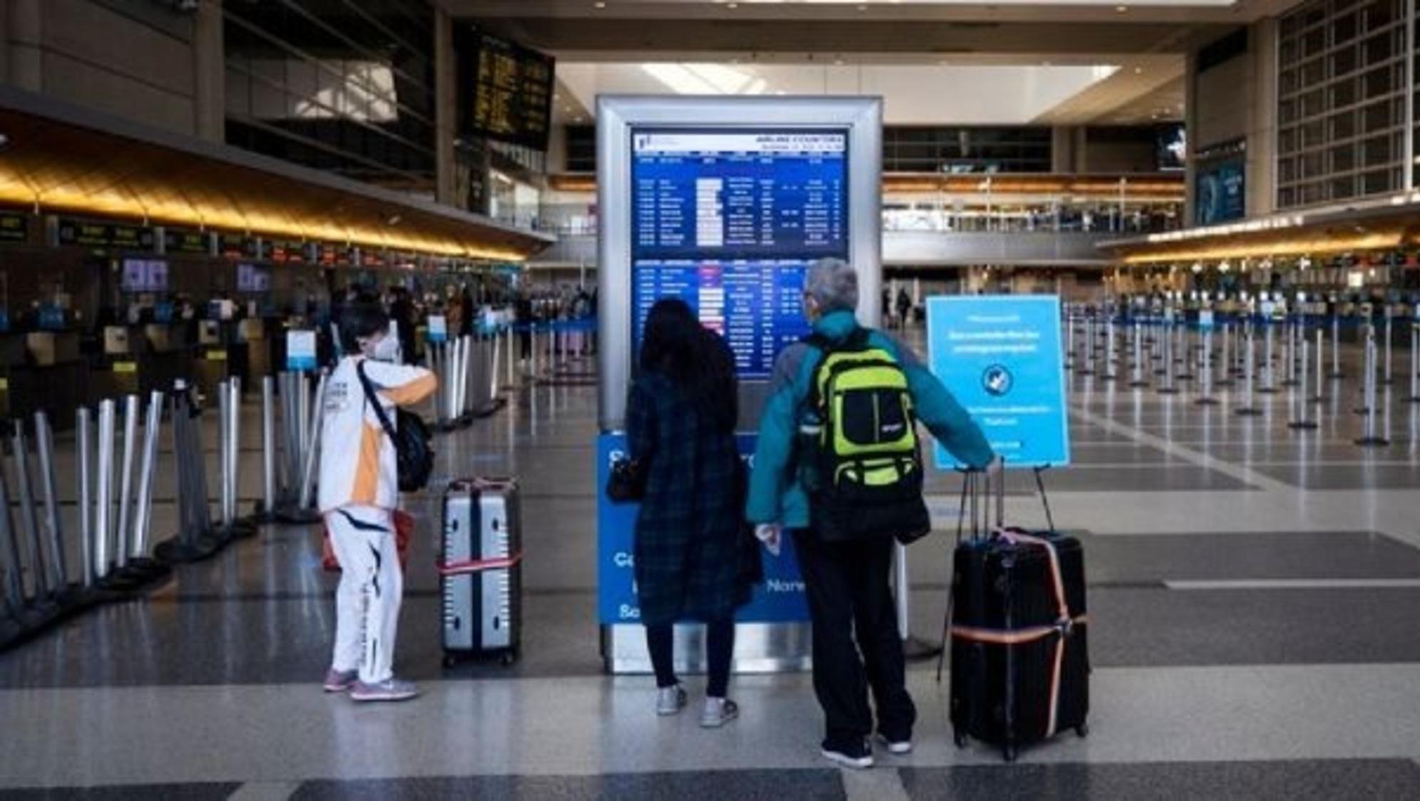 Las restricciones en los aeropuertos de Brasil por la cepa Ómicron del Covid comenzarán a regir este lunes.