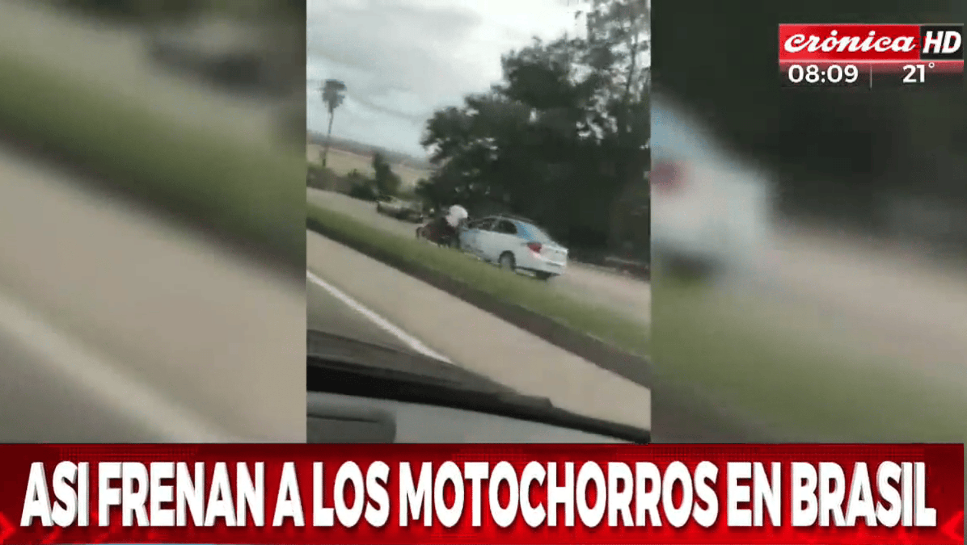 Un patrullero chocó a dos motochorros para detenerlos.