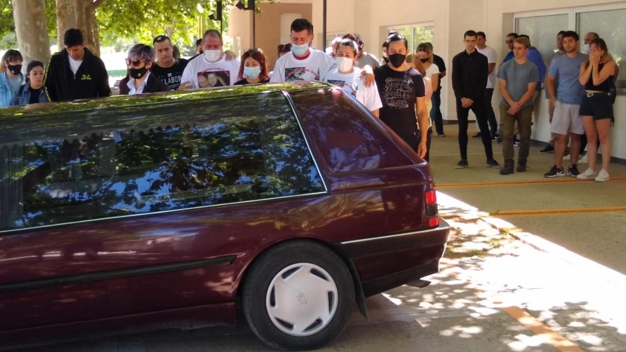 La familia paterna de Lucio Dupuy, durante la despedida del nene de 5 años asesinado en La Pampa (Gentileza El Diario de La Pampa).