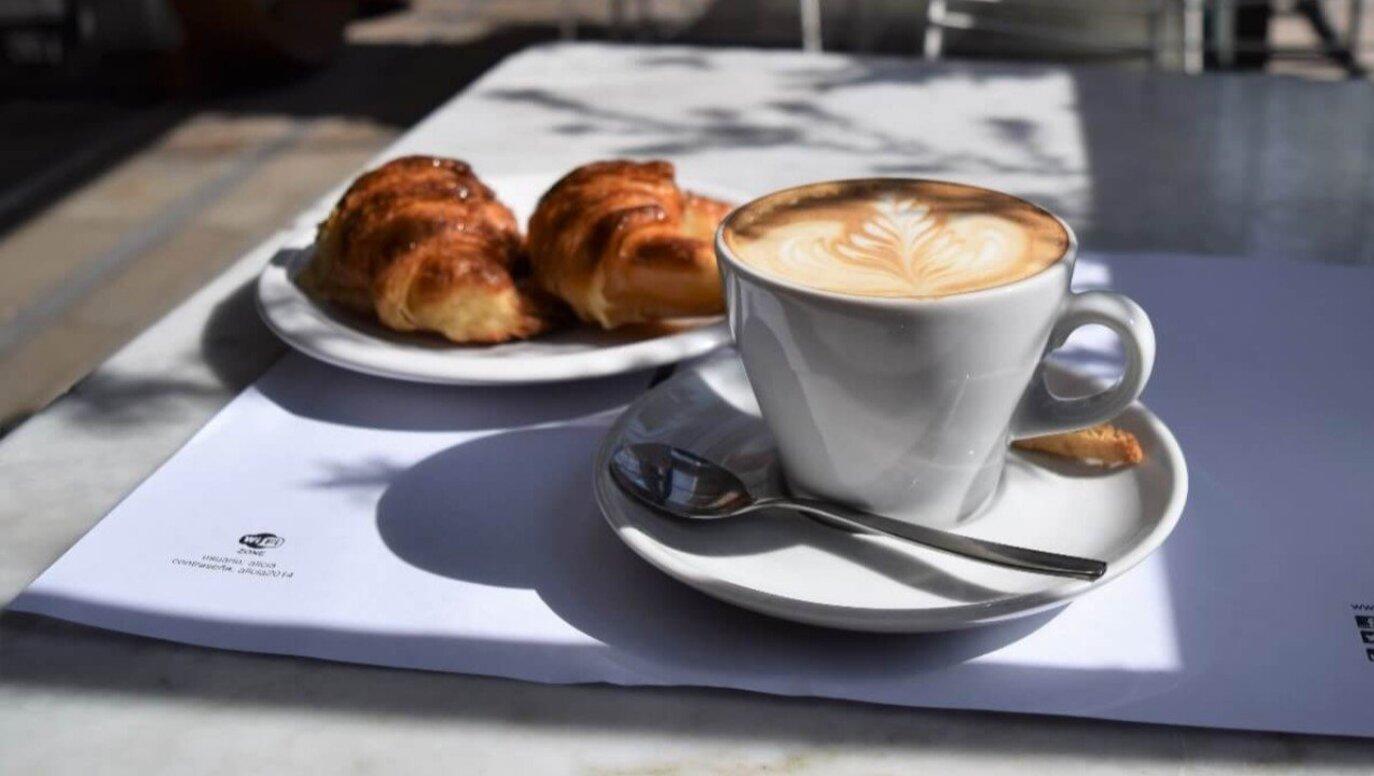 Café con medialuna, un menú delicioso y oneroso (Imagen ilustrativa).