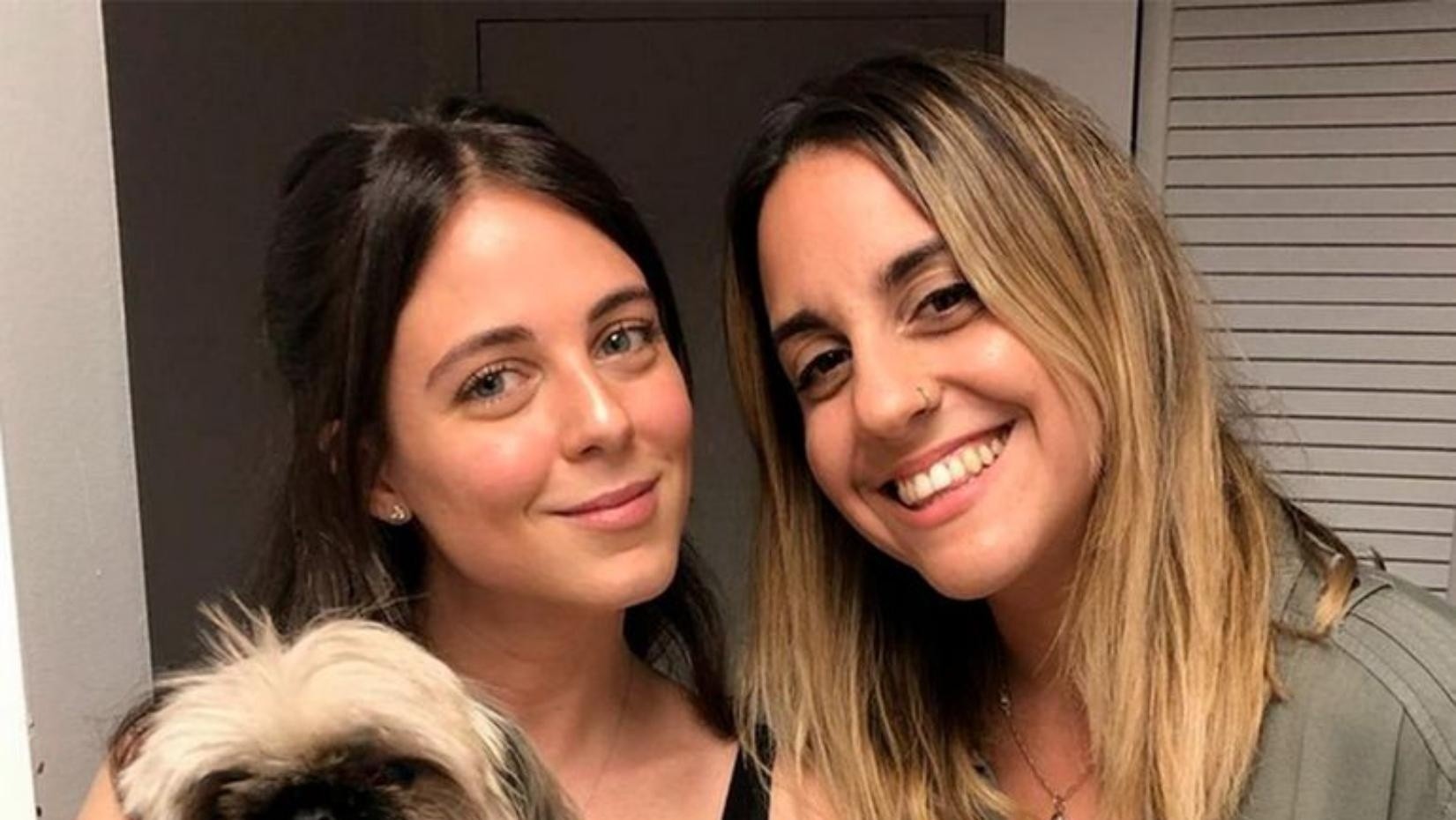 Delfina (izquierda), con una amiga. Aseguran que el detenido 