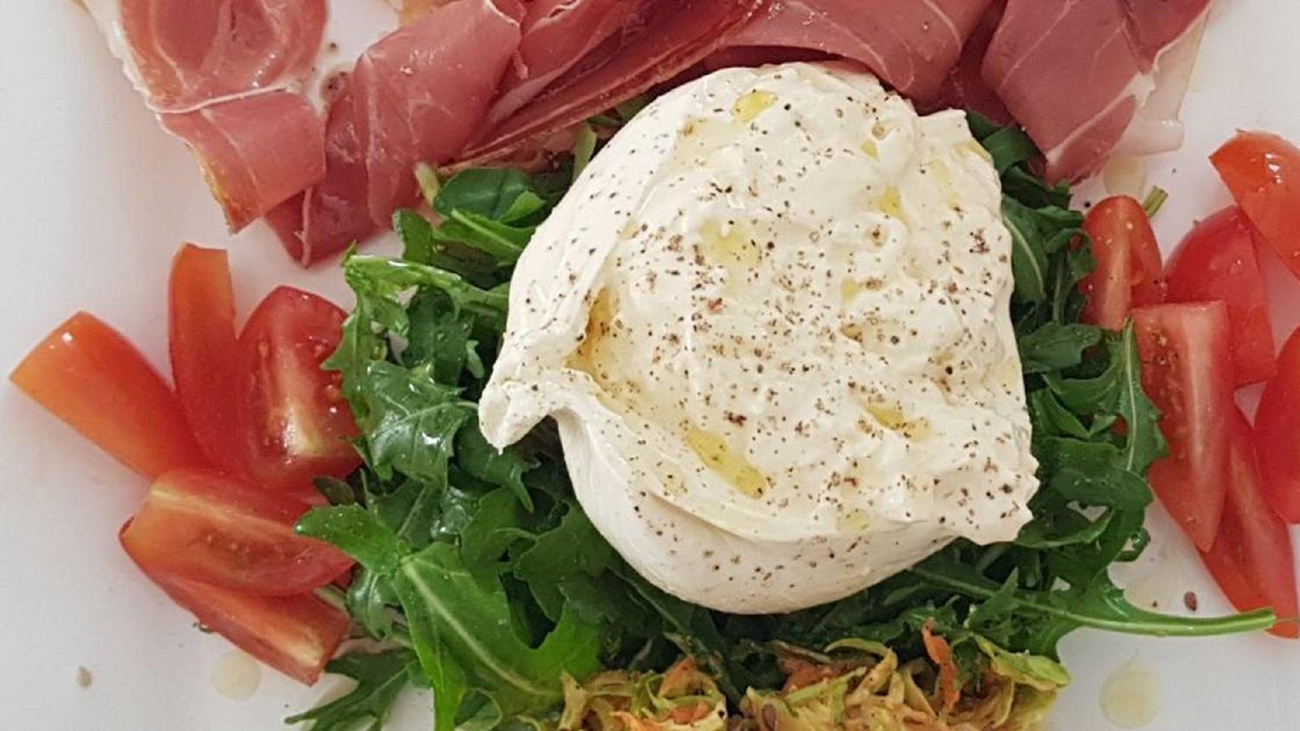 Este delicioso queso italiano llamado burrata es ideal para preparar ensaladas.