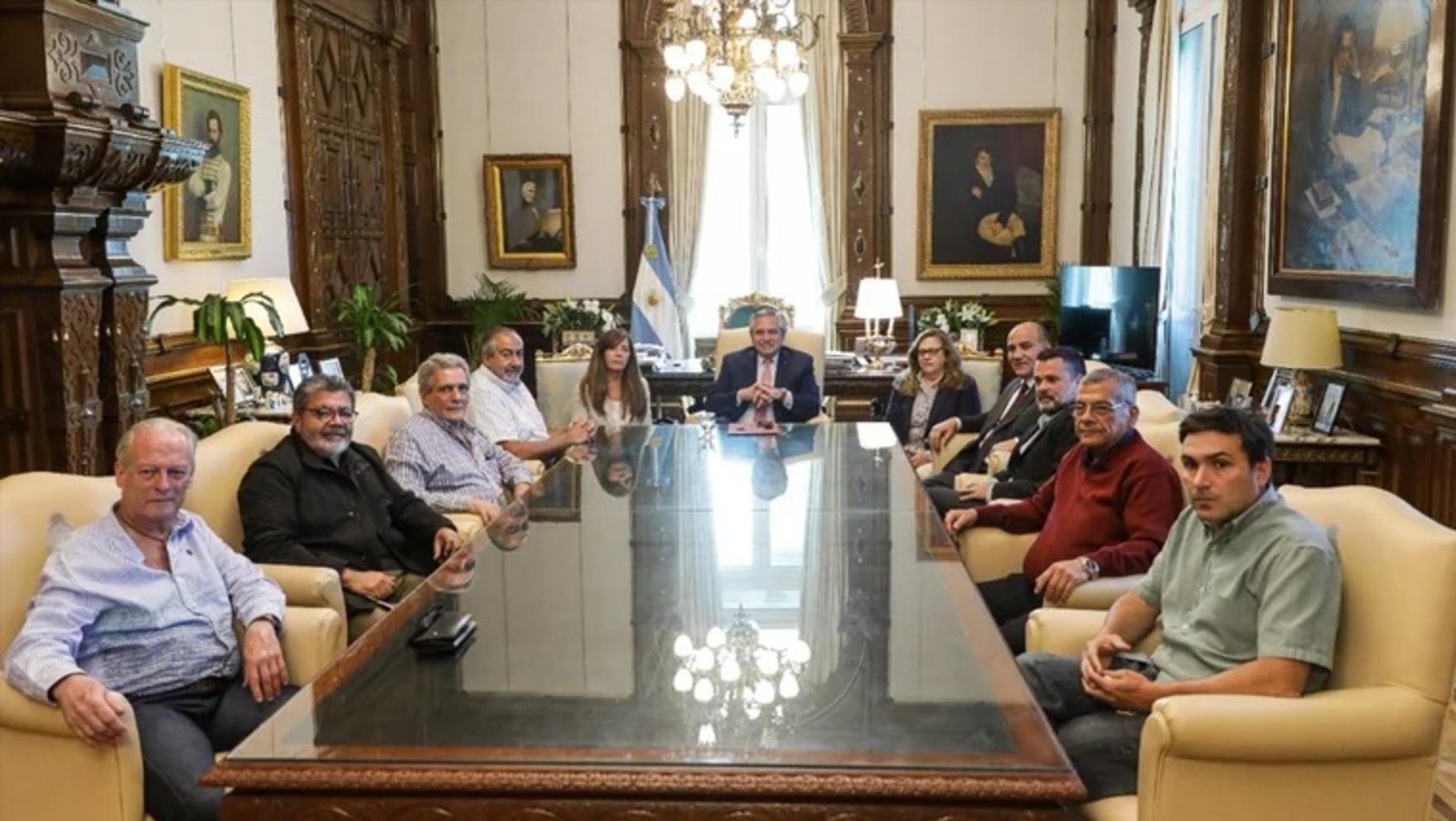 El Presidente se reunió con representantes de movimientos sociales, antes de las elecciones generales.