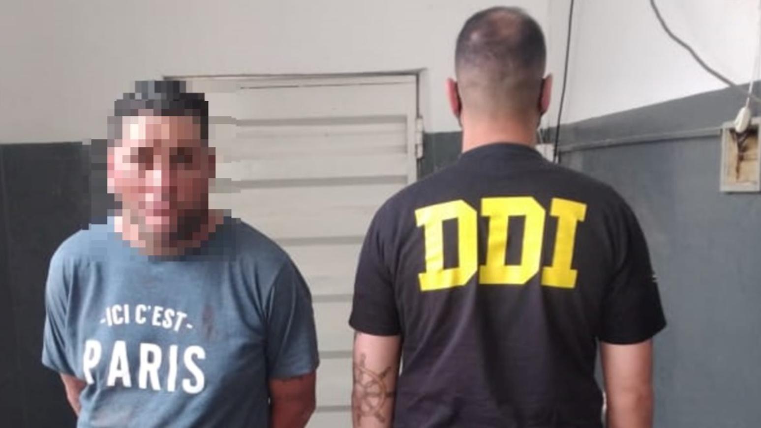 Este es el individuo que fue capturado por los investigadores policiales.