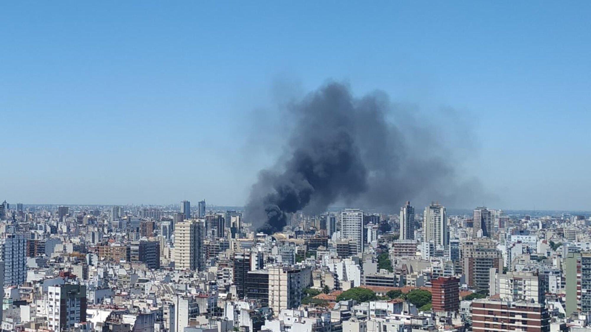 Impactante incendio en un depósito del Abasto (Gentileza TW @mendeztomascba).