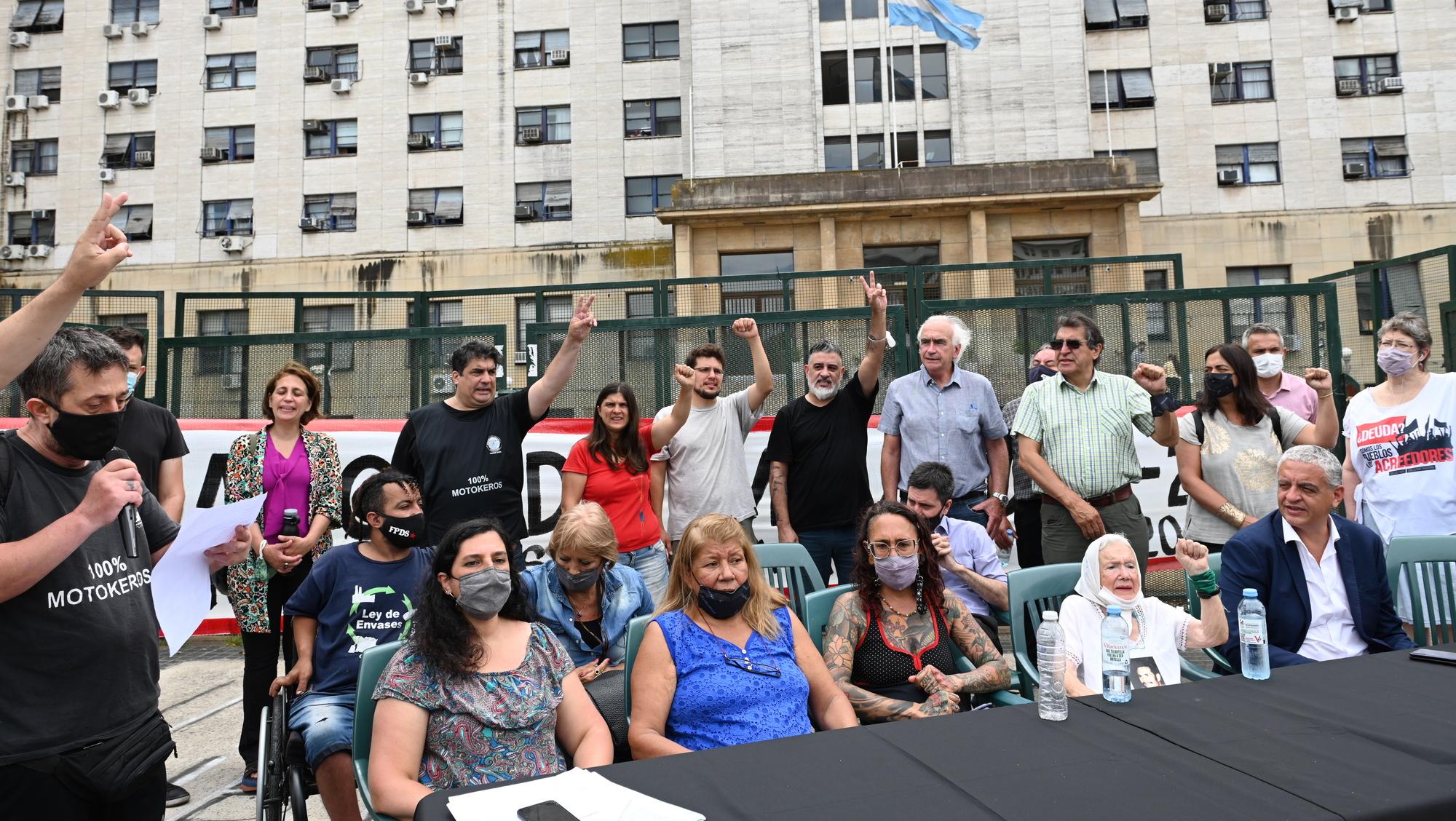 Los familiares reclamando frente a los Tribunales.