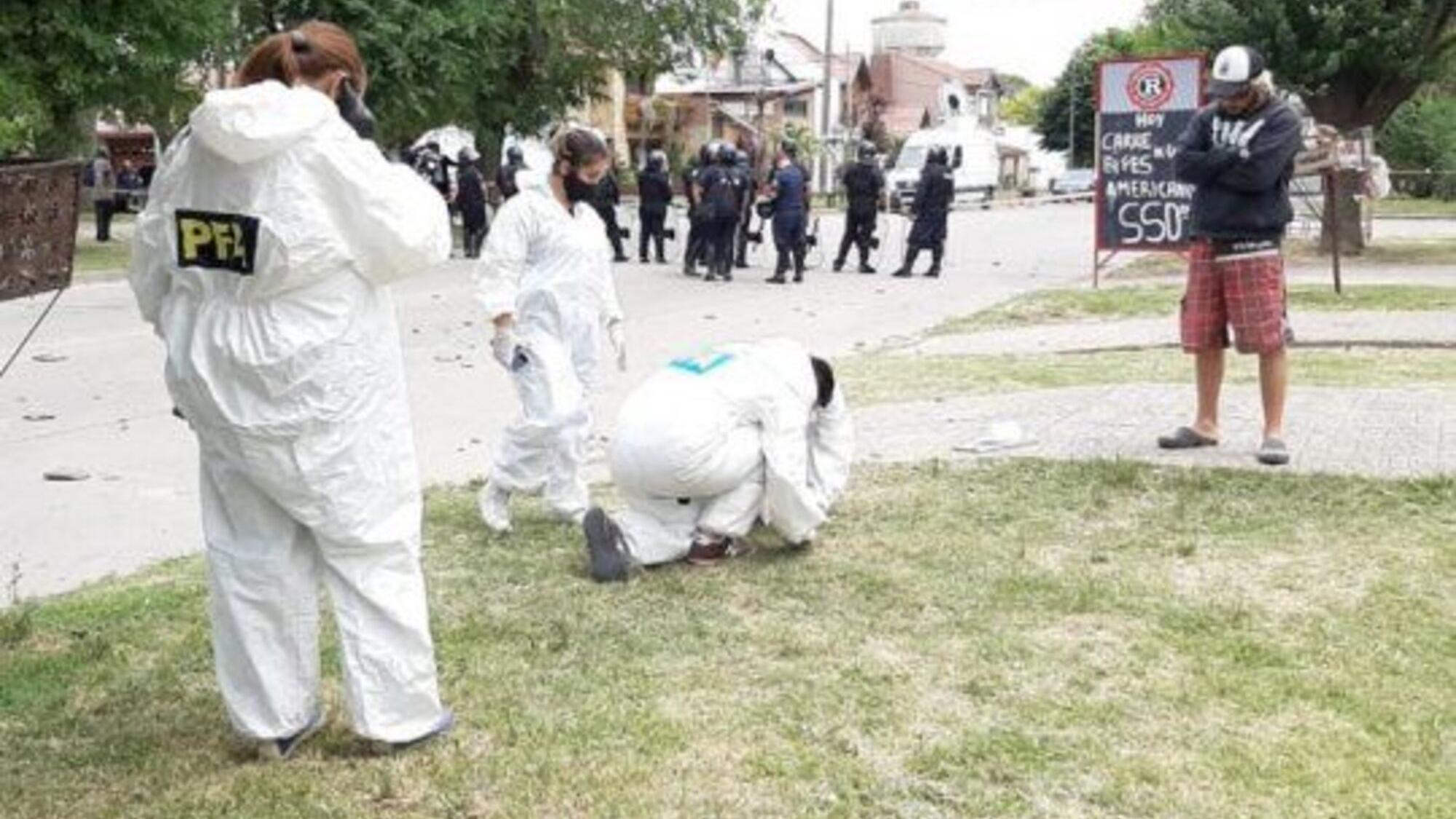 Se levantan pruebas de la escena del crimen.