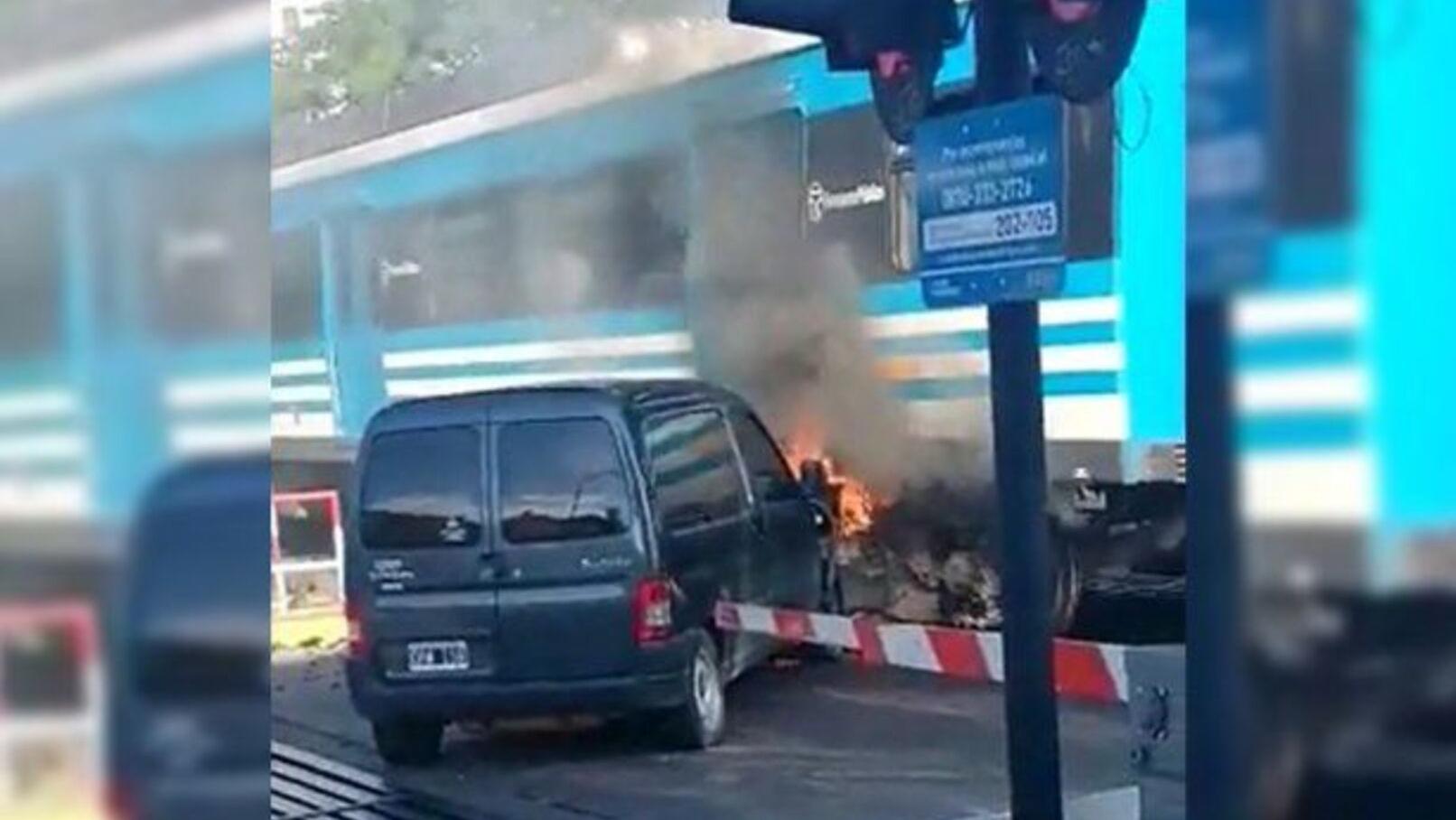 Al colisionar con la formación, la camioneta se prendió fuego.