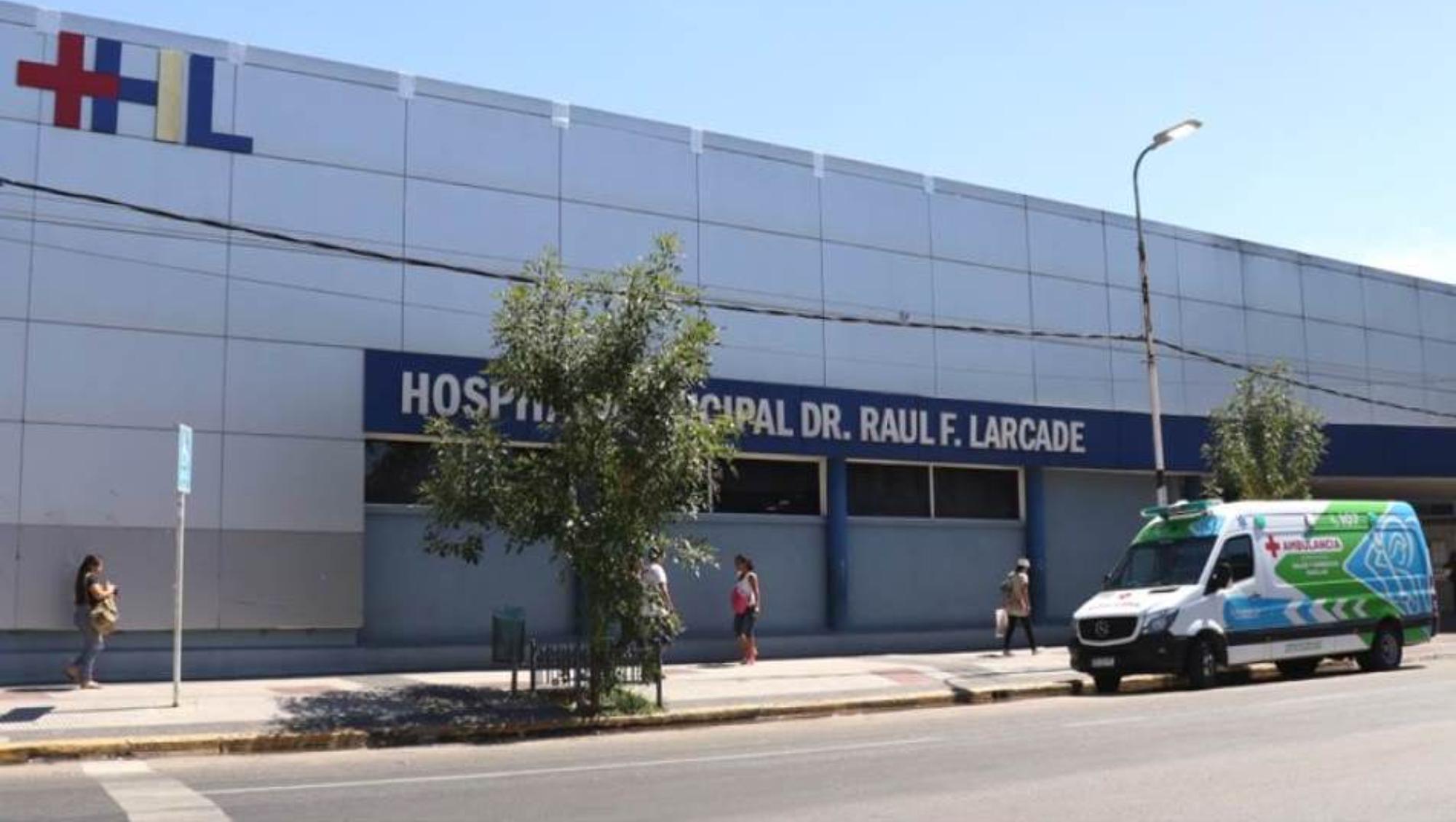 La mujer policía herida fue asistida por los médicos del Hospital Municipal Doctor Raúl Larcade.