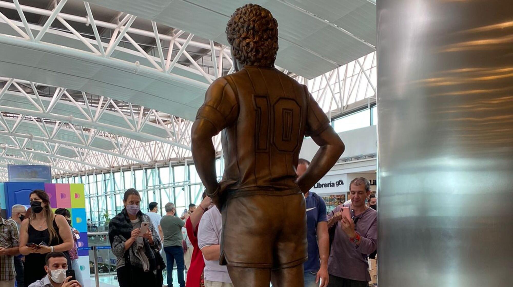 La estatua de Diego Maradona que fue inaugurada este miércoles en el Aeropuerto de Ezeiza.