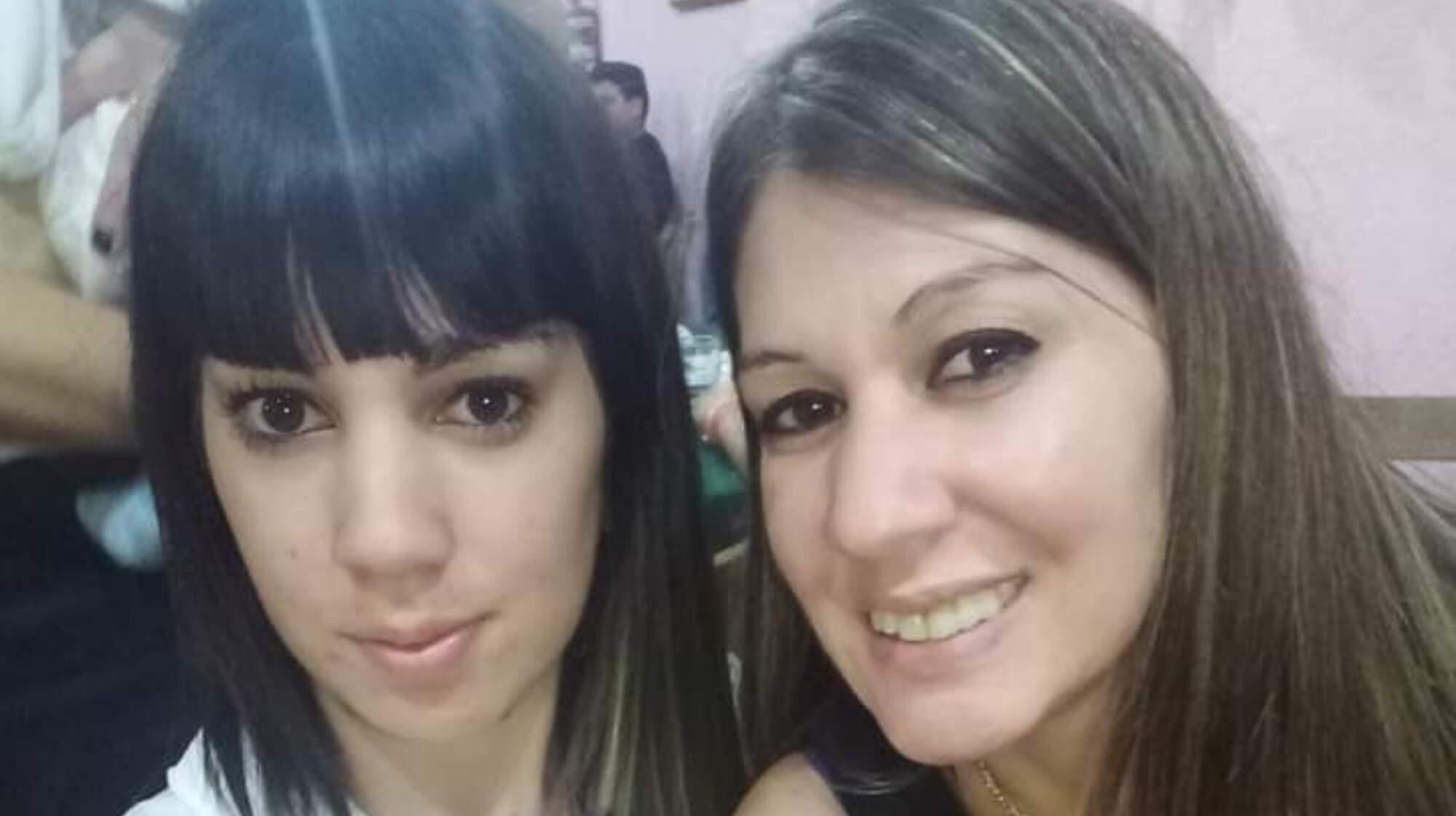 La denunciante, Florencia Montes de Oca, junto a su mamá, Karina Chagas. 