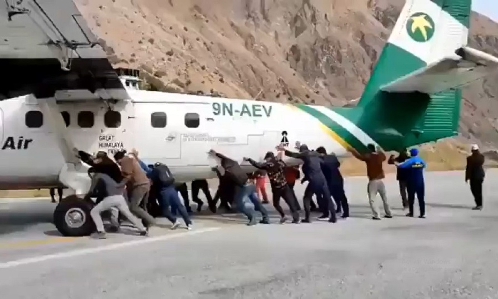 El episodio sucedió en Nepal, los pasajeros empujaron el avión luego de que este pinchara un neumático.