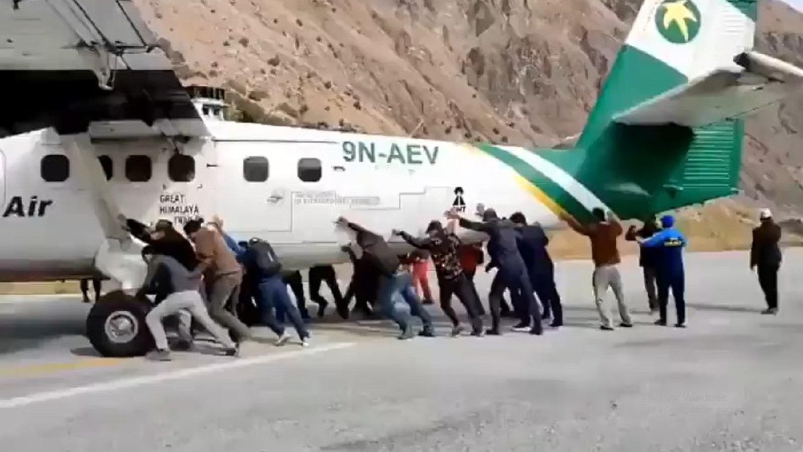 El episodio sucedió en Nepal, los pasajeros empujaron el avión luego de que este pinchara un neumático.