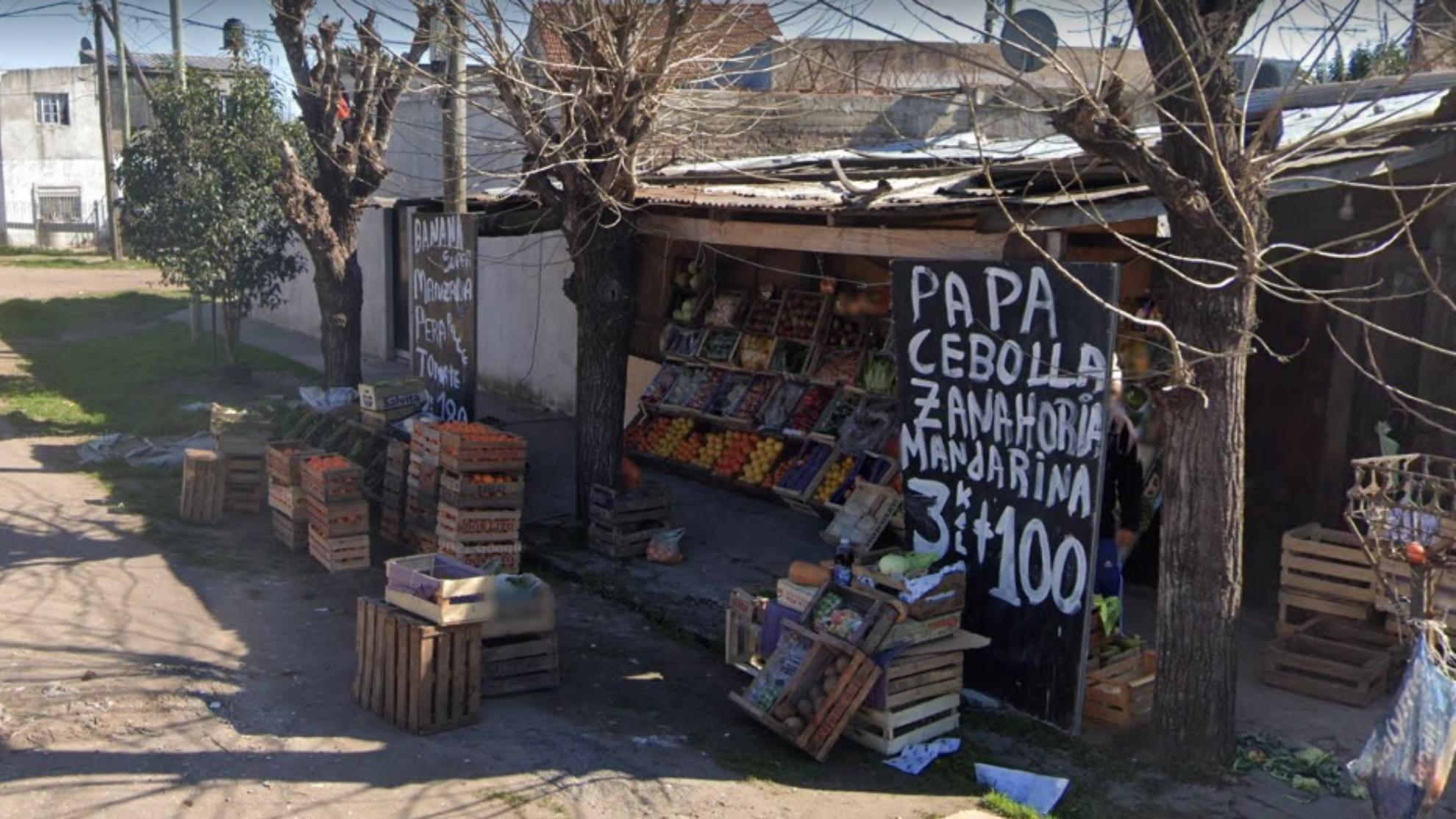 El tiroteo se produjo frente a esta verdulería, en el sur del Gran Buenos Aires.