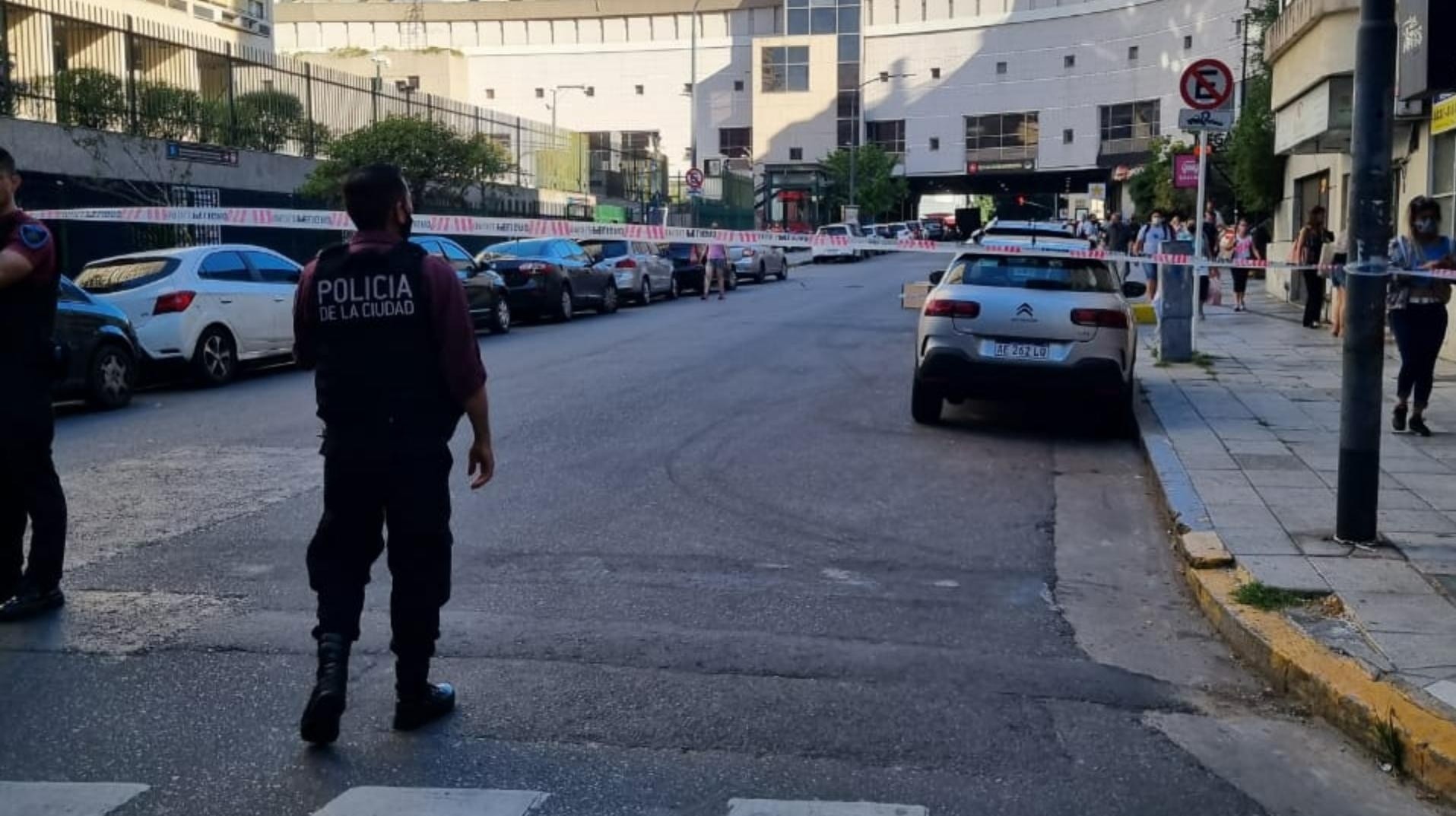 La Policía de la Ciudad acordonó la zona lindera al shopping Alto Palermo.