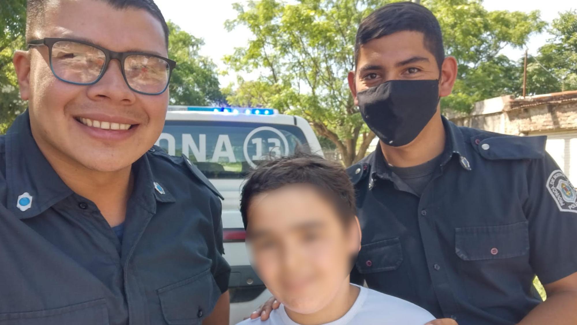 Los policías de Ezeiza y Agustín, el chico que fue salvado por los oficiales luego de haberse ahogado en una pileta.